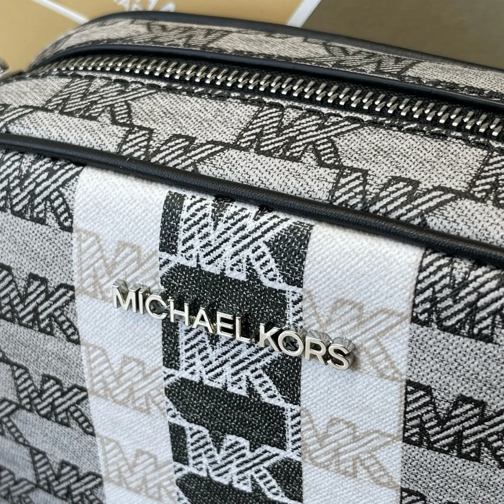 (new+tag) Michael Kors jet set travel oval camera crossbody color black/white